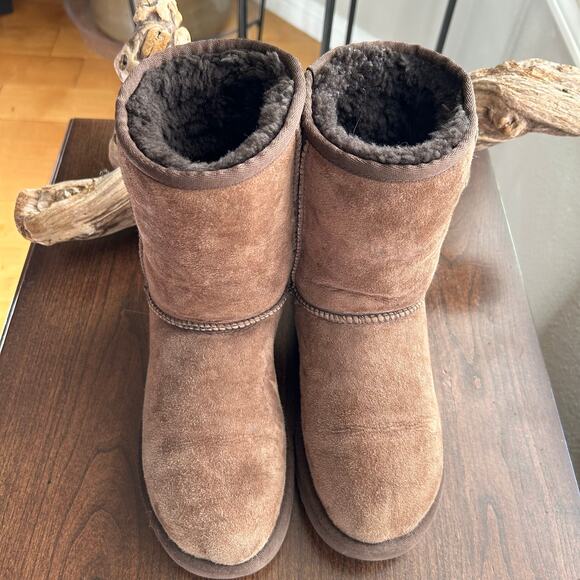 UGG Women's Classic Brown Winter Boots Size 6 - Picture 6 of 11